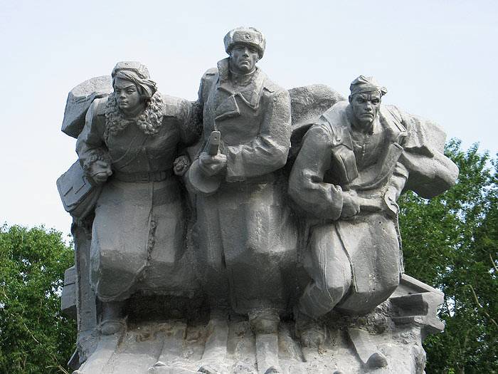 Памятники вов в екатеринбурге. Памятник воинам спортсменам в Екатеринбурге. Памятник воинам-спортсменам Урала в Екатеринбурге.